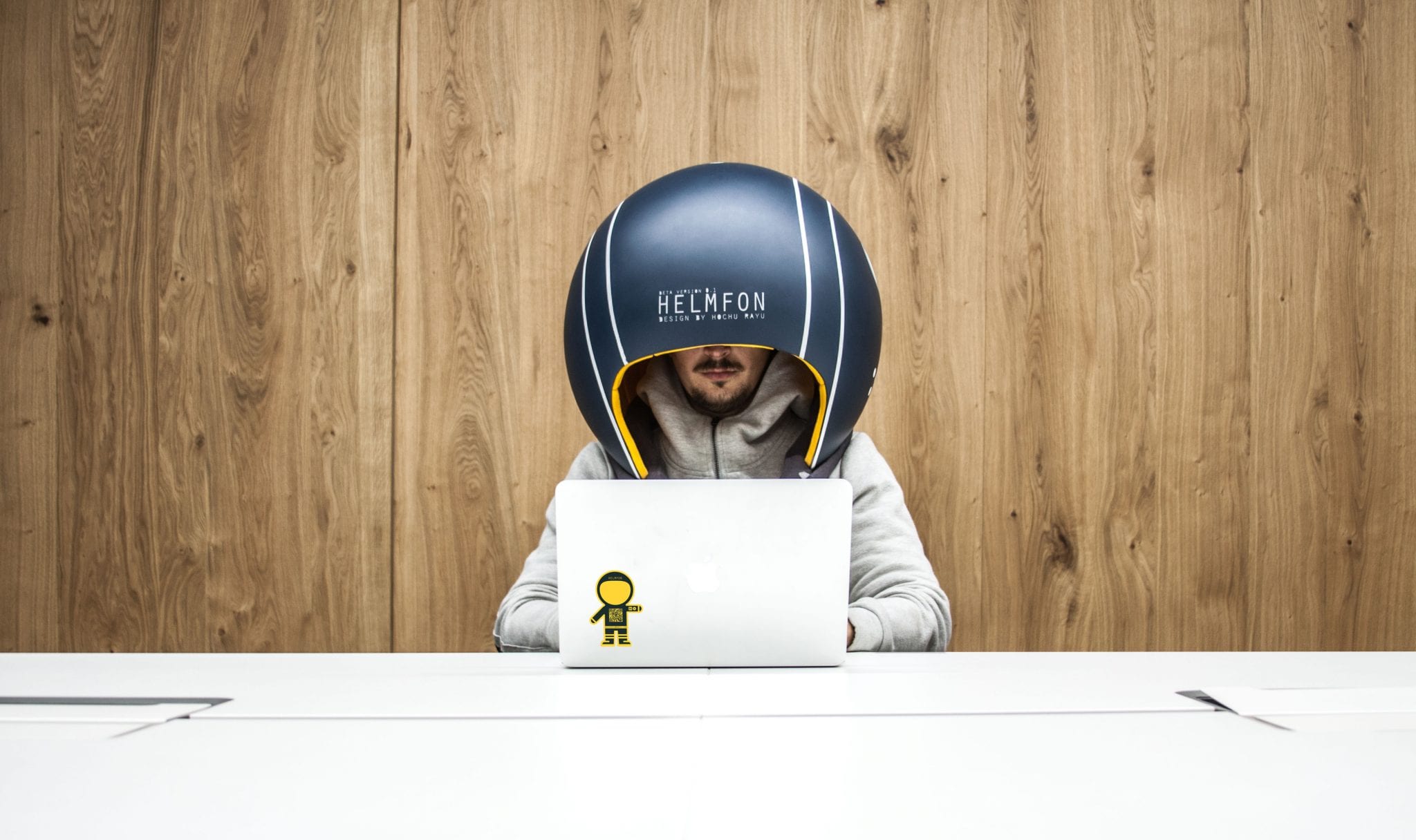 Designer ucraini progettano il casco per isolarsi in ufficio