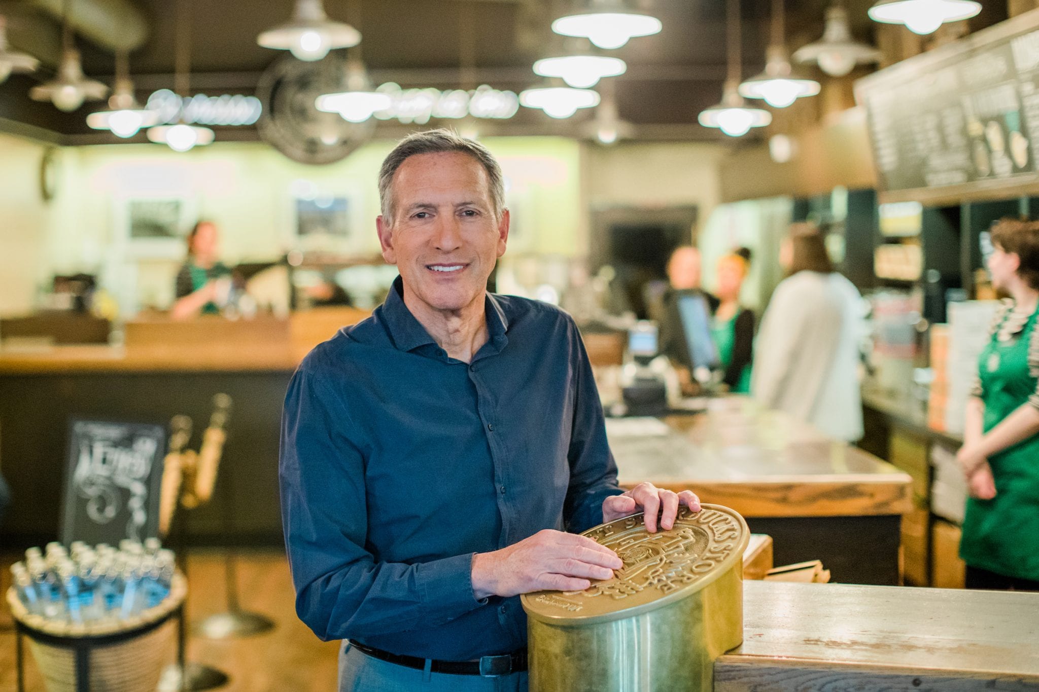 Howard Schultz lascia Starbucks. Il suo messaggio ai dipendenti: "Grazie a voi, ho realizzato un sogno"