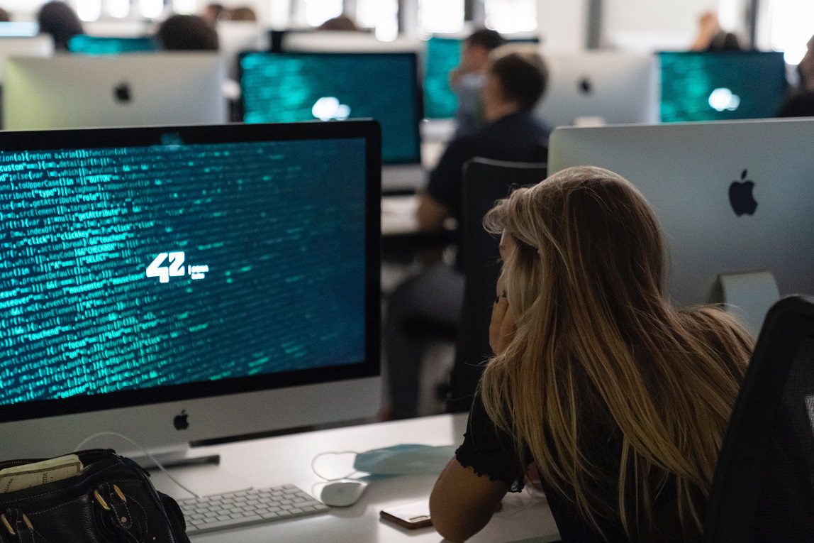 A Roma la scuola di coding gratuita, senza prof e senza lezioni. Riccardo Zacconi: "In Italia abbiamo un potenziale enorme, non sfruttato"