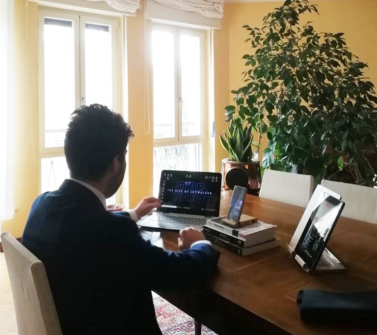 «La mia laurea al Politecnico ai tempi del Coronavirus: in giacca e cravatta nel salotto di casa»