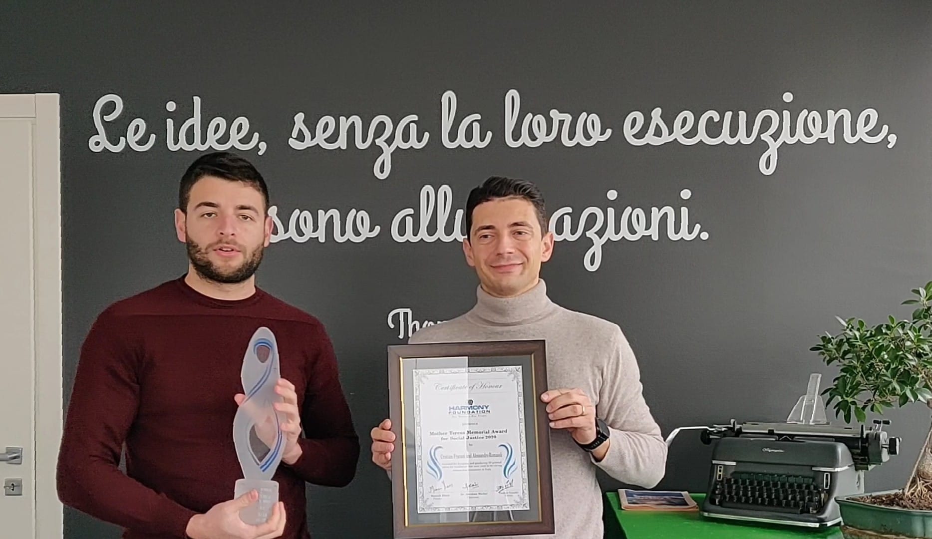 Cristian Fracassi, l'ingegnere che ha trasformato maschere da snorkeling in respiratorie, vince il Mother Teresa Award. Con lui il collega Alessandro Romaioli