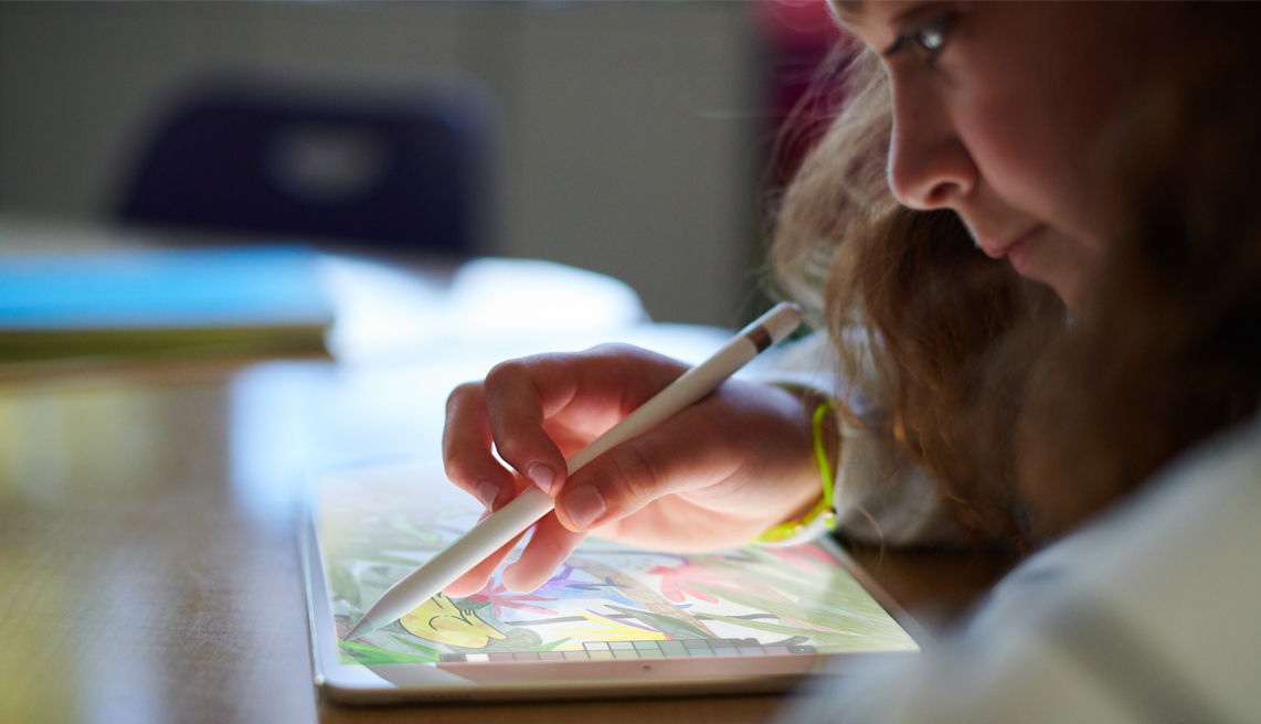Apple punta sulla scuola e presenta un nuovo iPad più economico