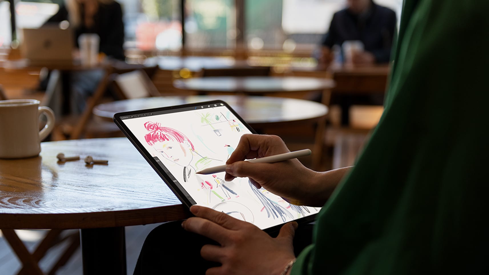 Apple presenta nuovi iPad e un MacBook di alluminio riciclato