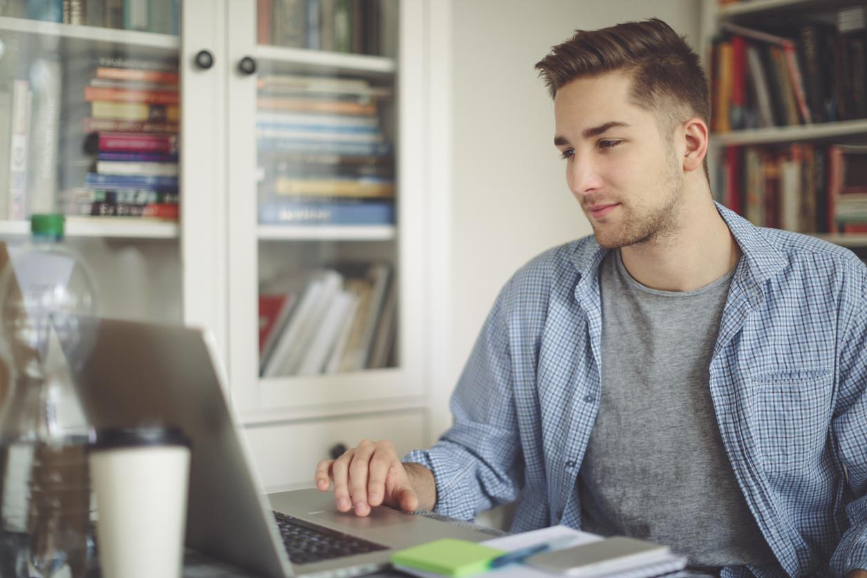 Il 65% degli studenti italiani ammette di utilizzare ChatGPT per 'fare i compiti'.