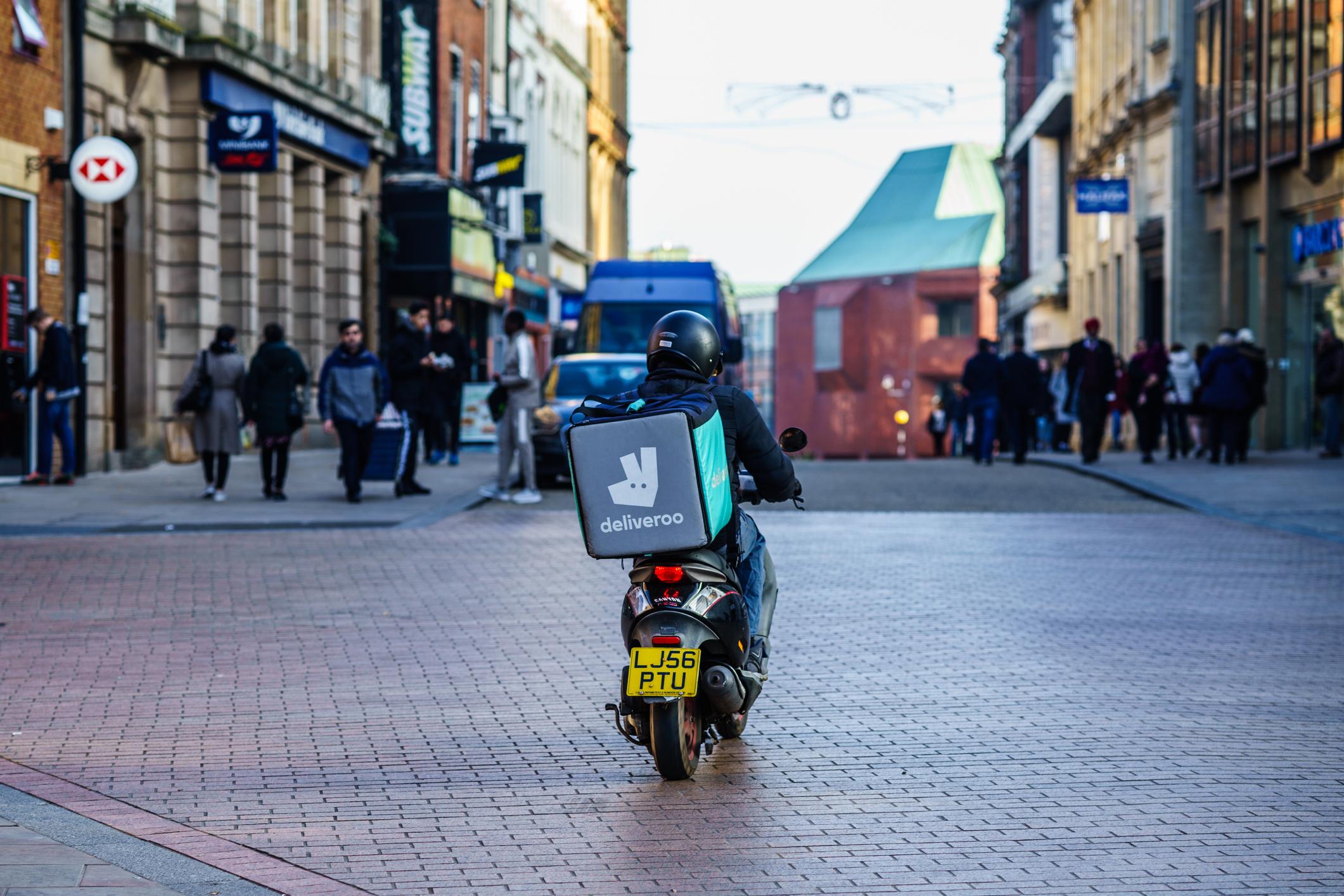 I rider di Deliveroo in sciopero per le strade di Londra.