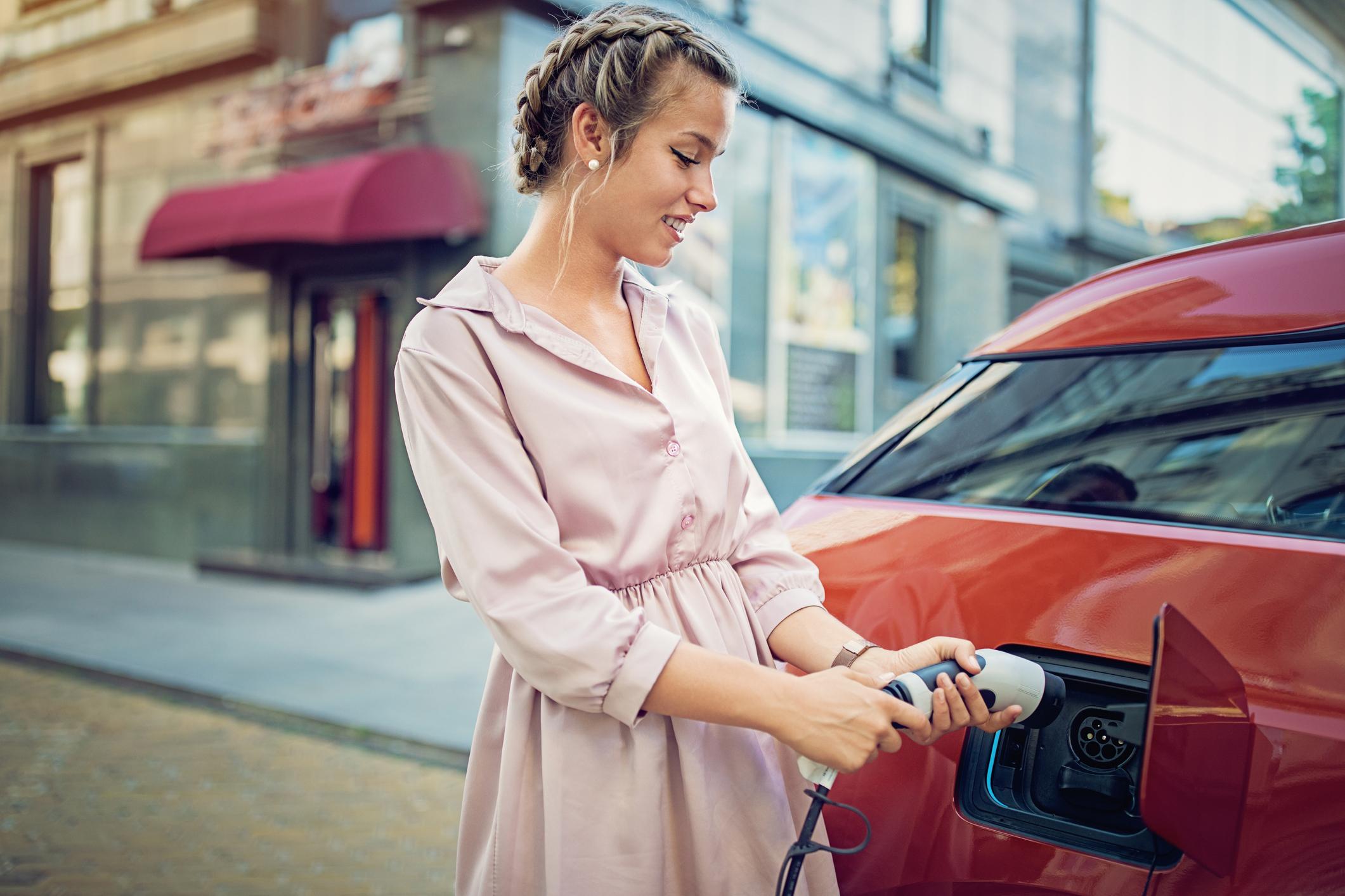 Auto: per gli italiani la strada verso la mobilità elettrica passa dall'ibrido