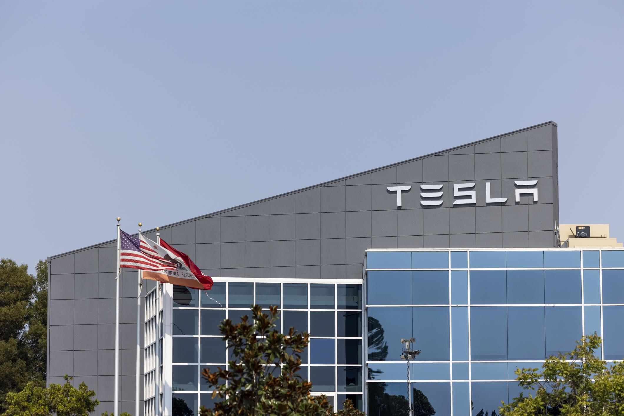 Tesla licenzia il 10% dei dipendenti