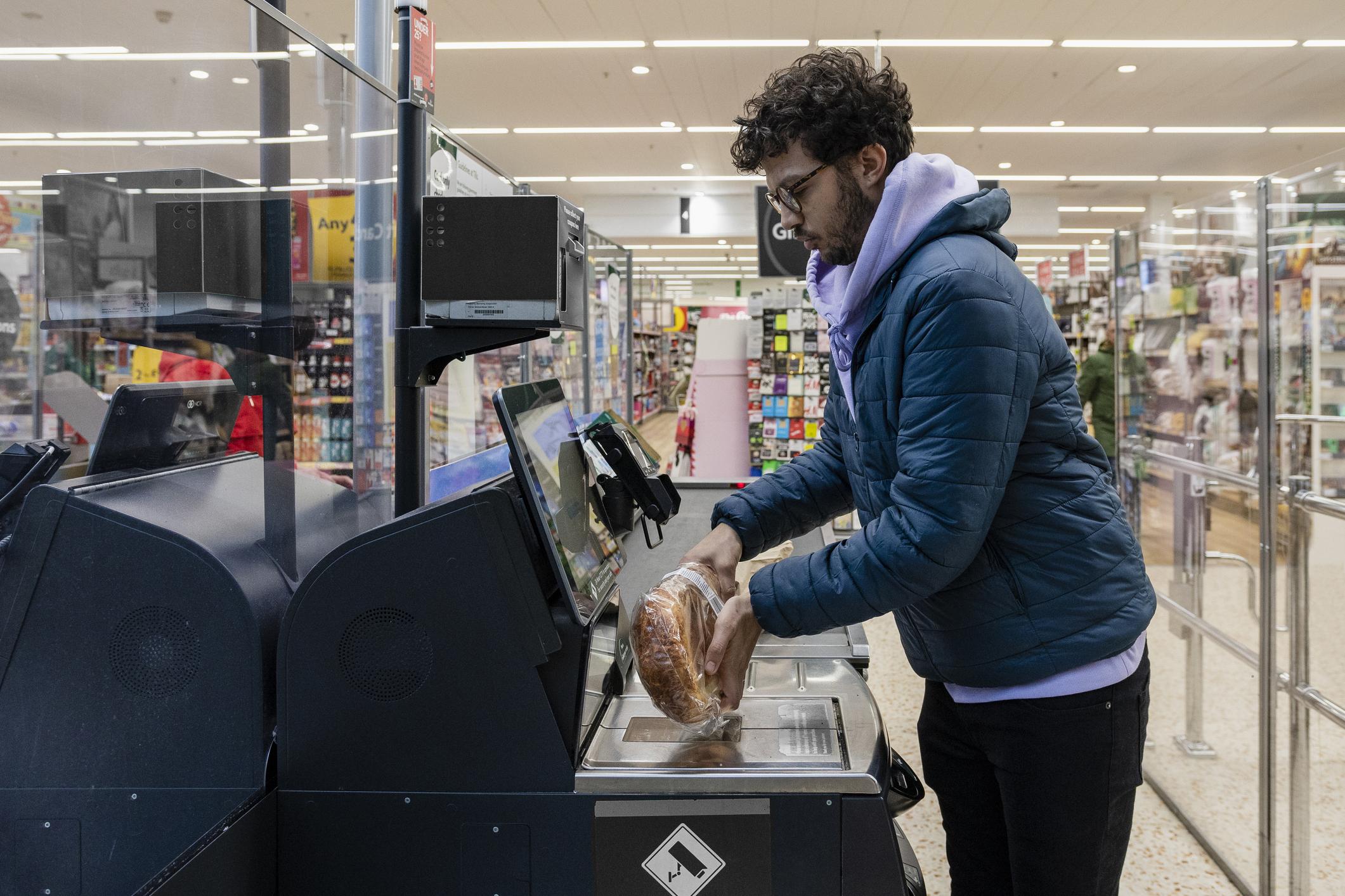Il self checkout alle casse non piace, ma è il futuro.