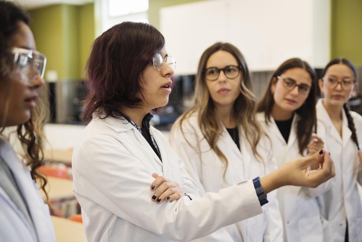 Scienziate e maternità: un futuro incerto frena il desiderio di avere figli.