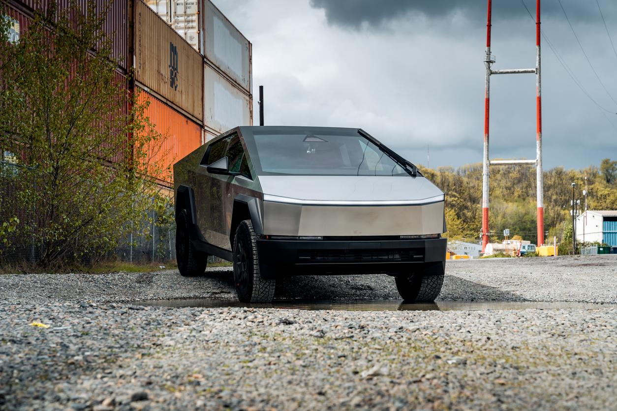 Tesla richiama quasi 4.000 Cybertruck a causa di un difetto dell'acceleratore