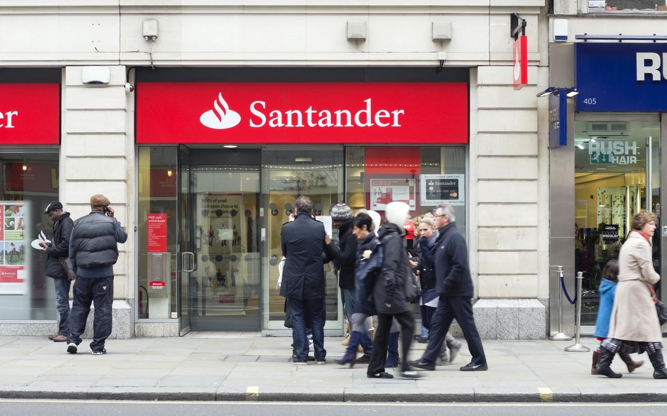 Hacker mettono in vendita i dati sensibili dei clienti Santander per 2 milioni di dollari.
