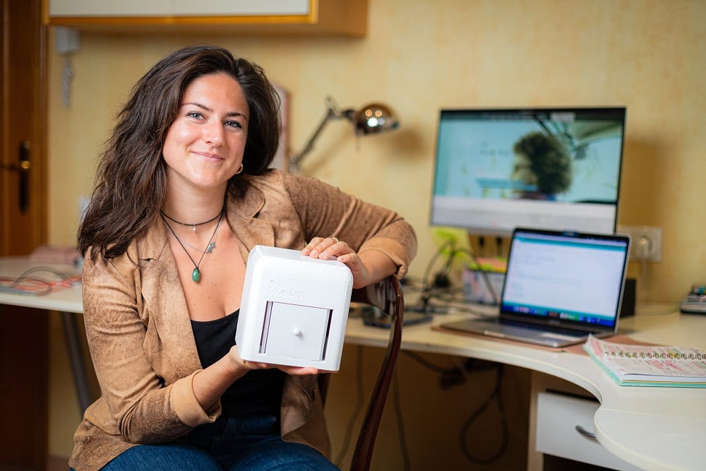 A 23 anni crea un dispositivo per lo screening del tumore al seno e vince il James Dyson Award