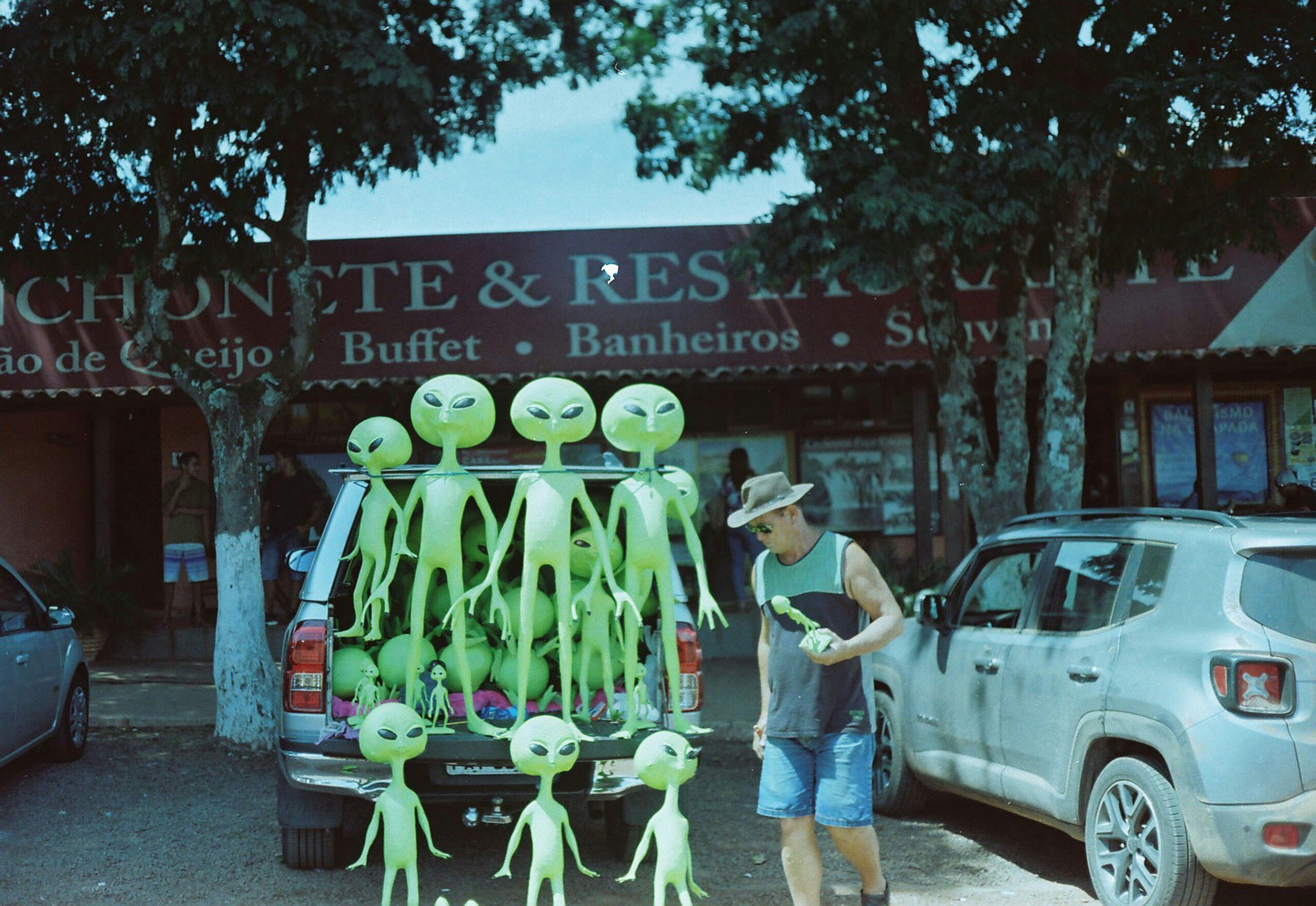UFO? Spie? Alieni? Nah, sono droni. Forse.