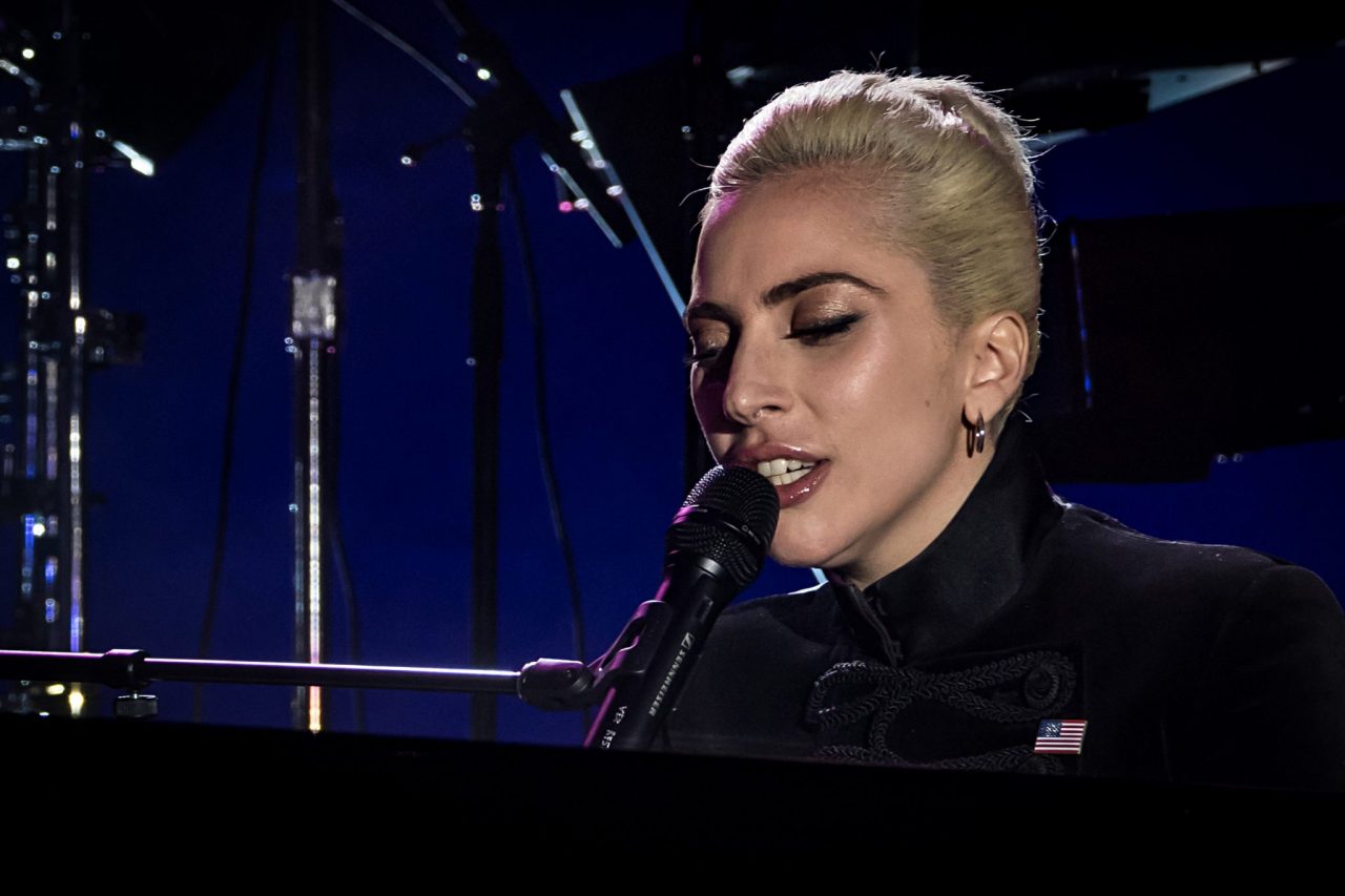 Lady Gaga porta le pizze agli sfollati in California