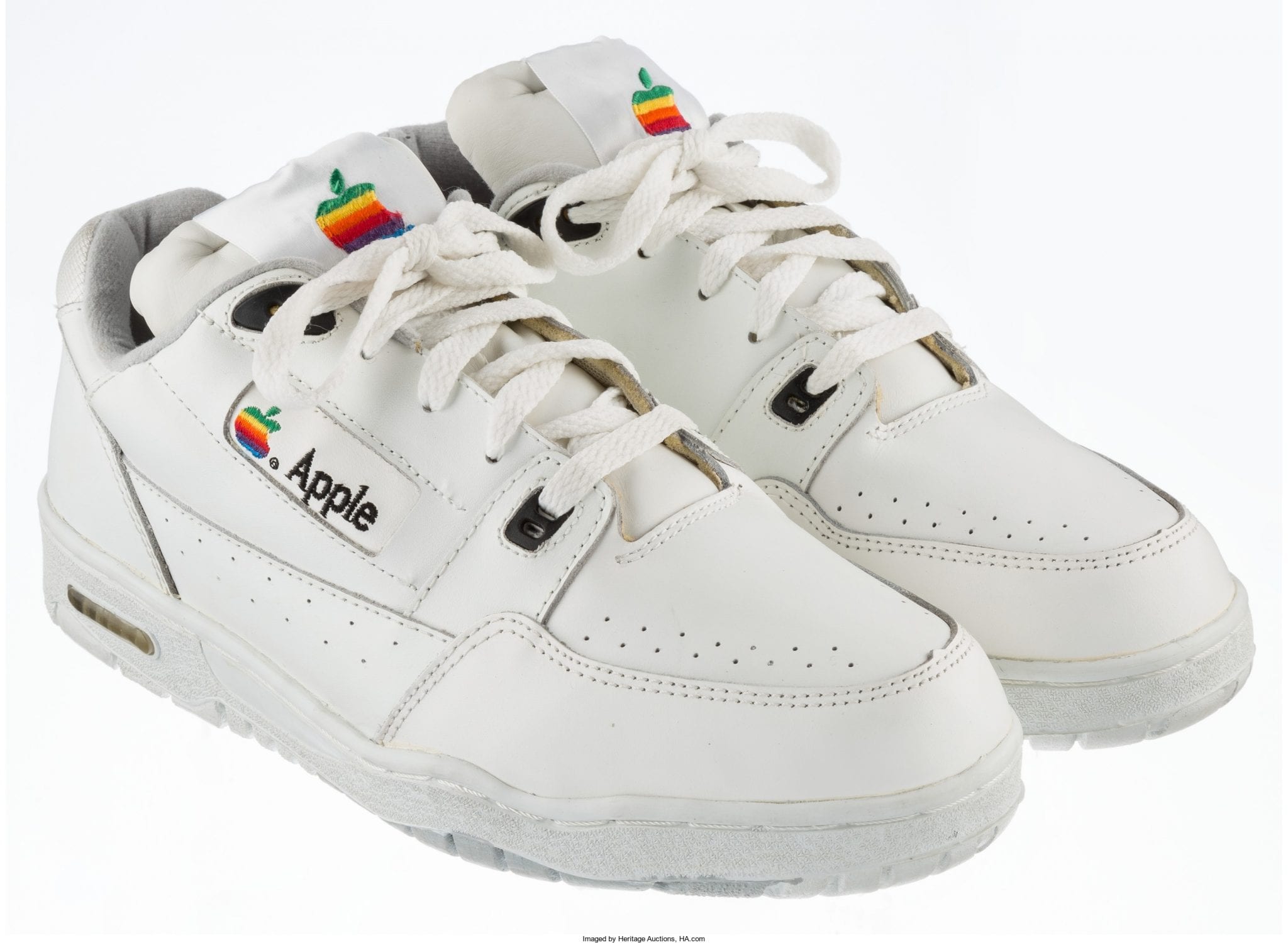 Apple Sneakers: all'asta un paio di scarpe vintage con il logo della Mela