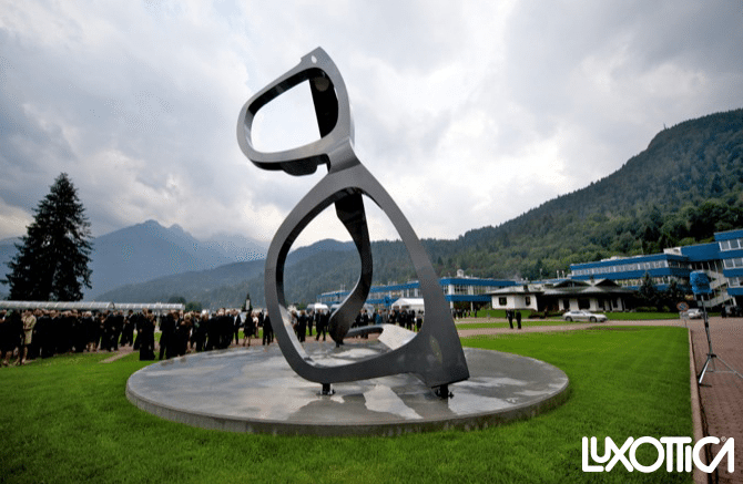 Luxottica: 1.150 lavoratori a tempo indeterminato e premio da 3.000 euro