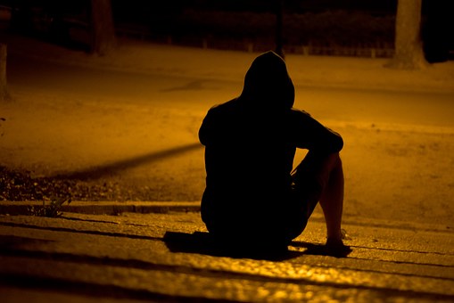Michele, precario suicida a 30 anni: «Ci hanno rubato la felicità». Una psicologa ci aiuta a capire