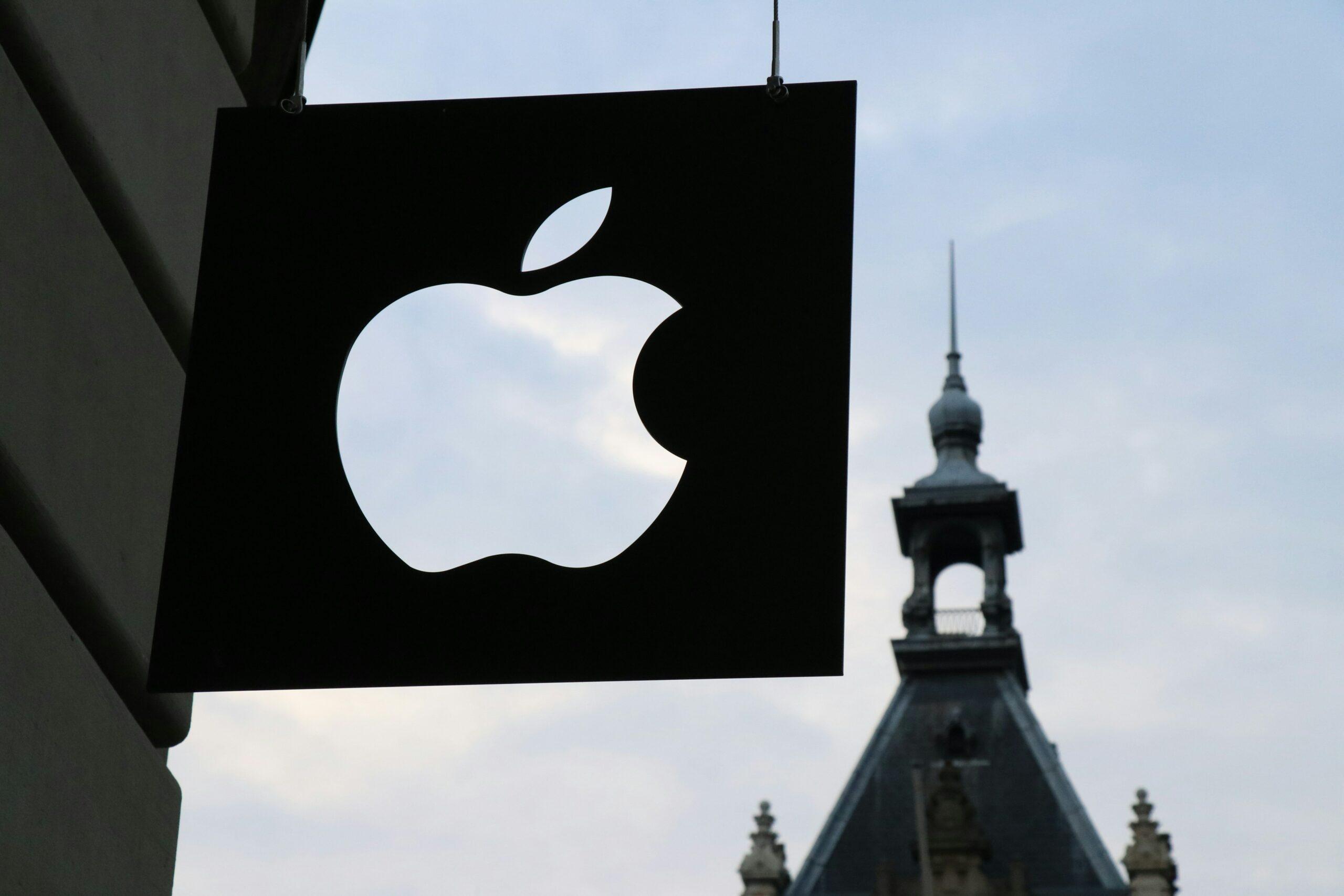 Nuovi iPhone, vecchi problemi: Apple spera nelle vendite, mentre l’UE le presenta un conto da 13 miliardi di euro.