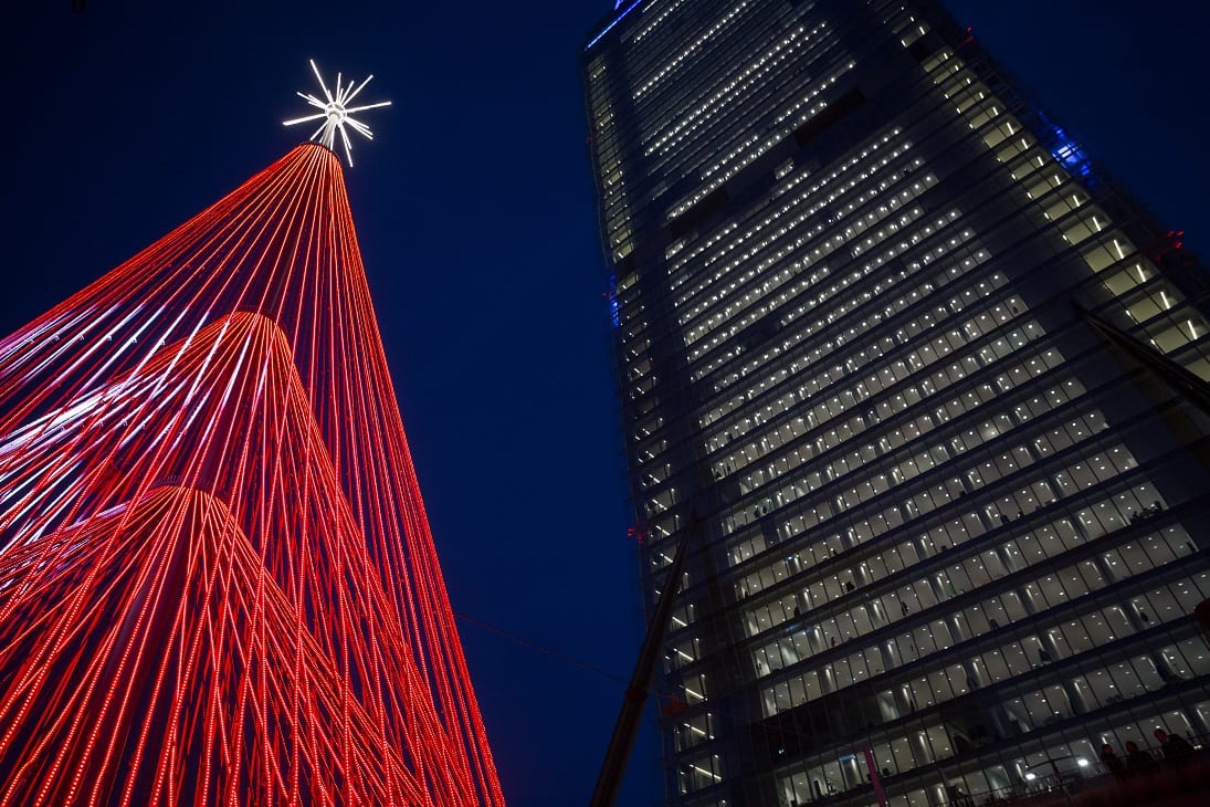 A Milano l'albero di Natale si illumina con l'intelligenza artificiale