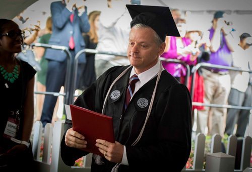Bidello si laurea a 54 anni nell'università in cui lavora