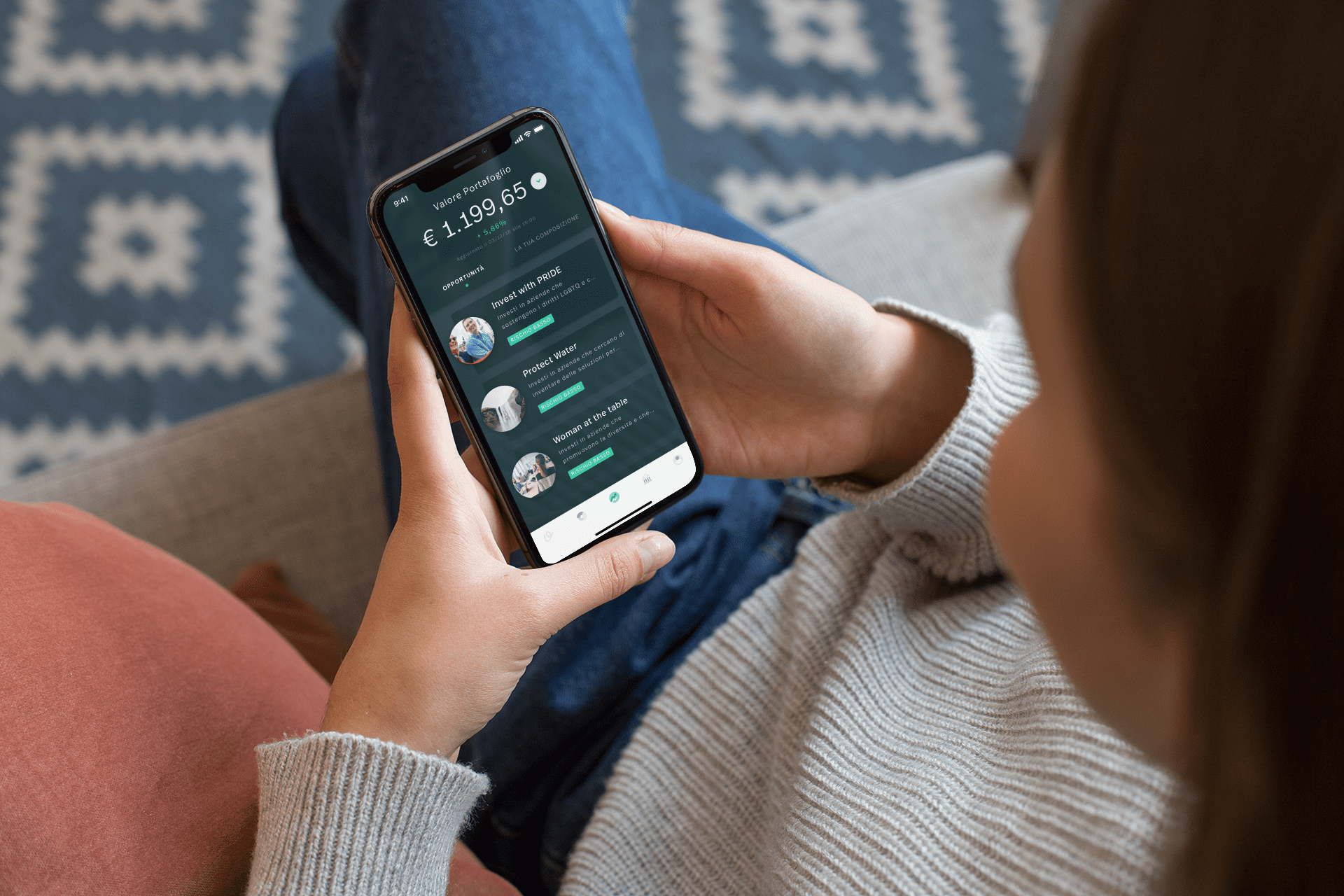 Un'app e una carta per risparmiare e investire