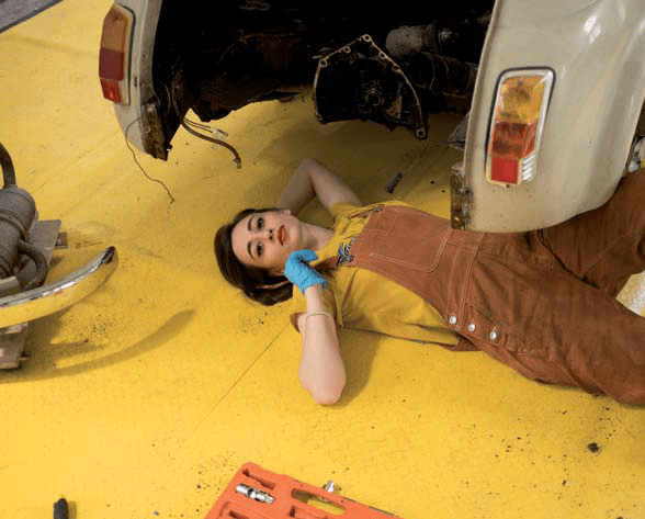 Giovanna, 25 anni, restaura auto d'epoca: «L’amore per la 500 mi ha cambiato la vita»