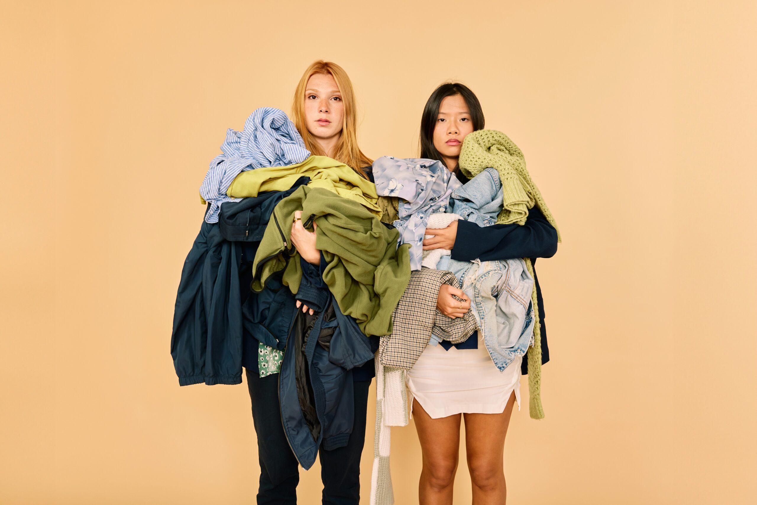 Microtrend e shopping impulsivo: la corsa ai trend sui social costa cara a giovani e ambiente