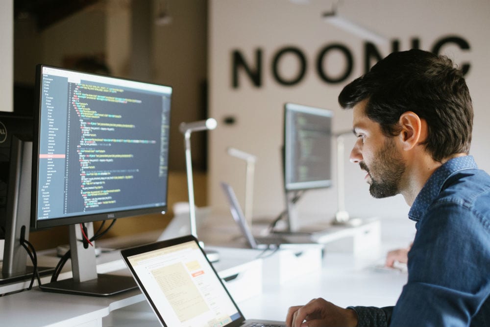 Azienda offre 1000 euro a chi segnala un programmatore da assumere