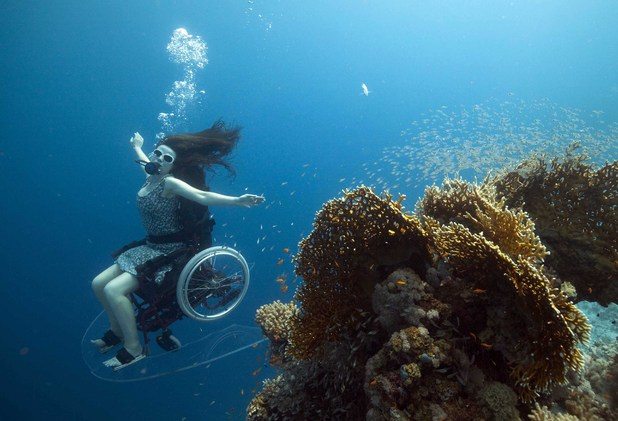 A nuoto in sedia a rotelle