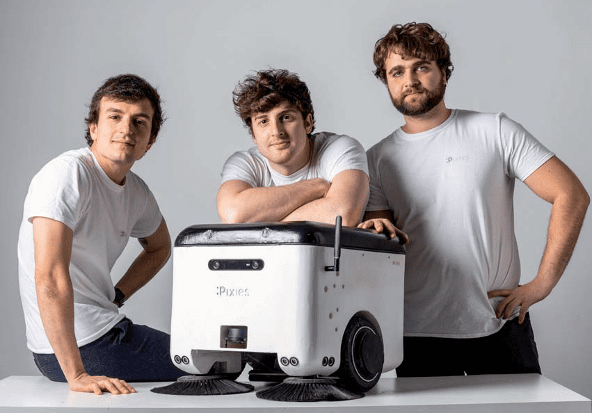 Tre giovani ingegneri creano il robot a energia solare che pulisce le città