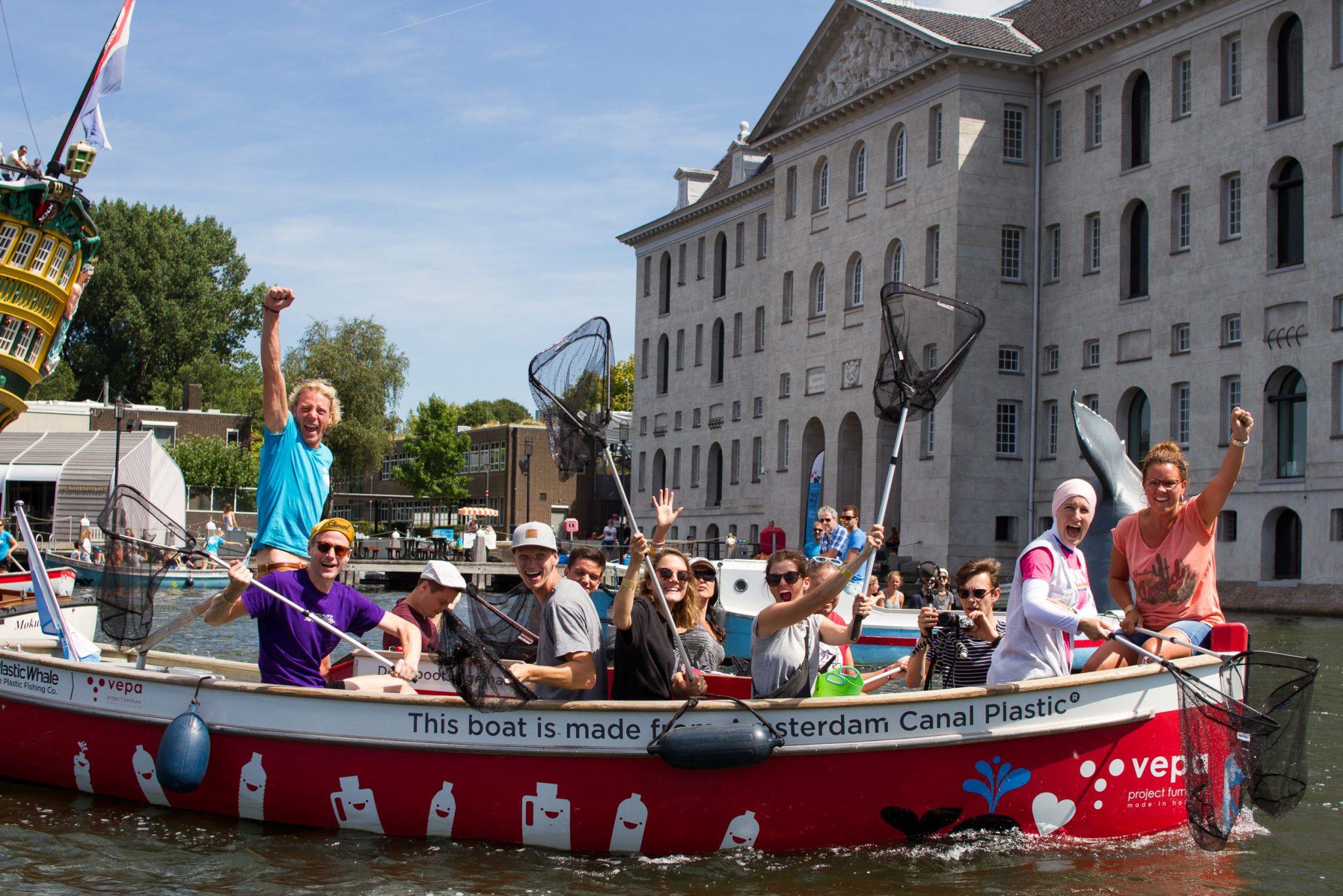 Ti porto a pescare la plastica sui canali di Amsterdam. E trasformo i rifiuti in barche e mobili