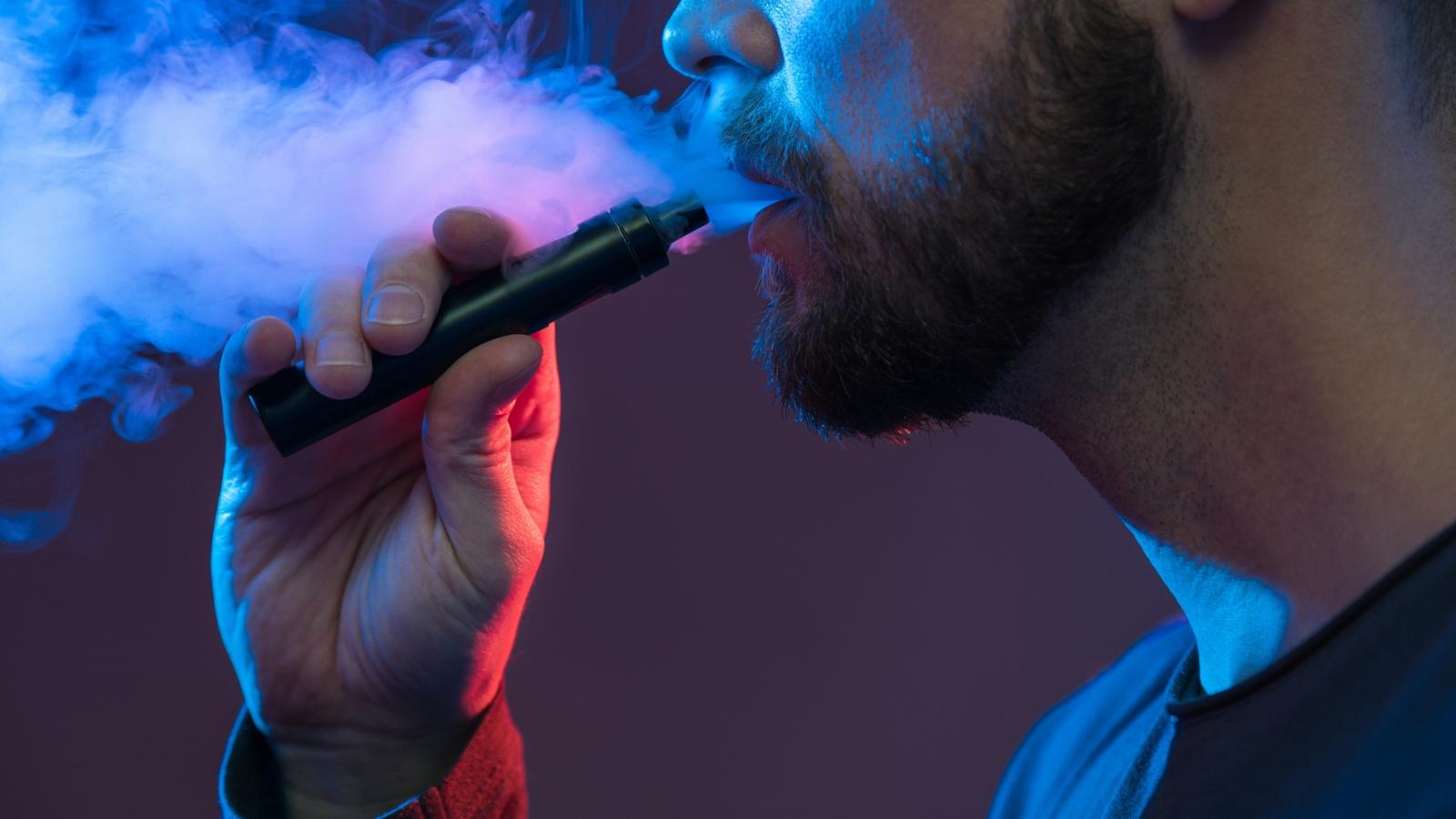Nuove misure globali contro il fumo: il focus è ora su sigarette elettroniche e giovani