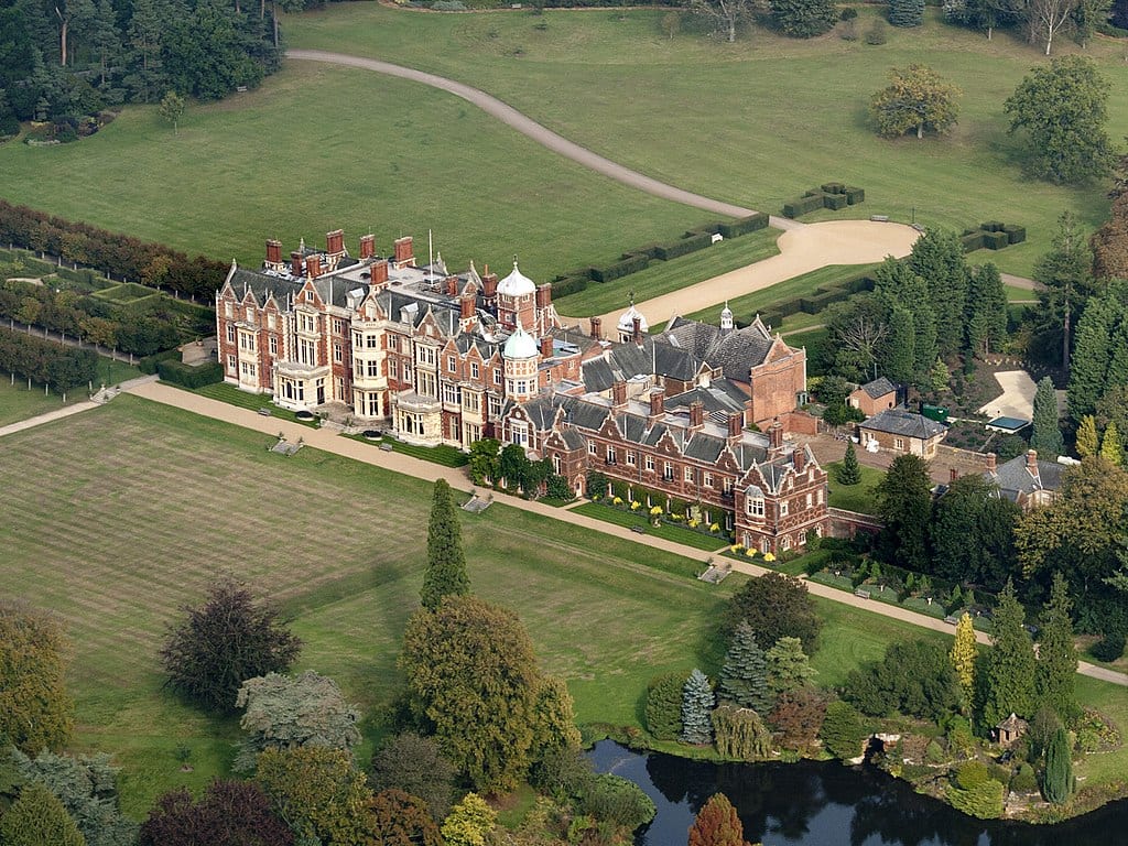 La regina Elisabetta trasforma la residenza di Sandringham in un drive-in