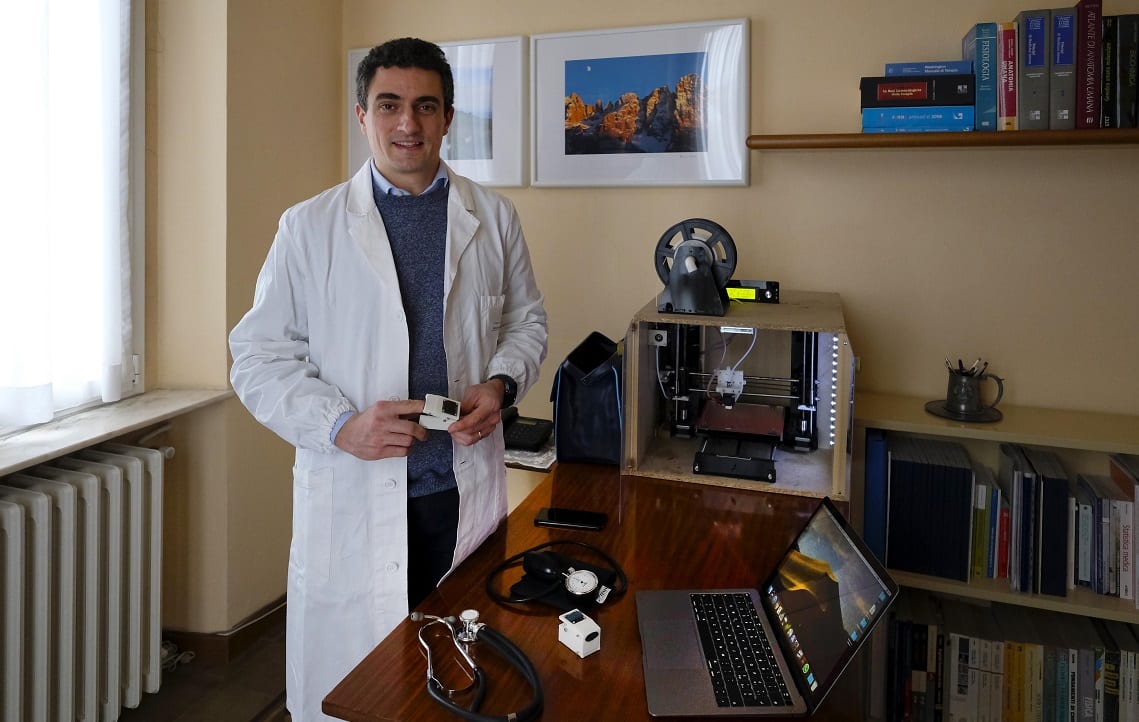 Medico e inventore: crea un saturimetro da zero con la stampa 3D e lo regala ai suoi pazienti
