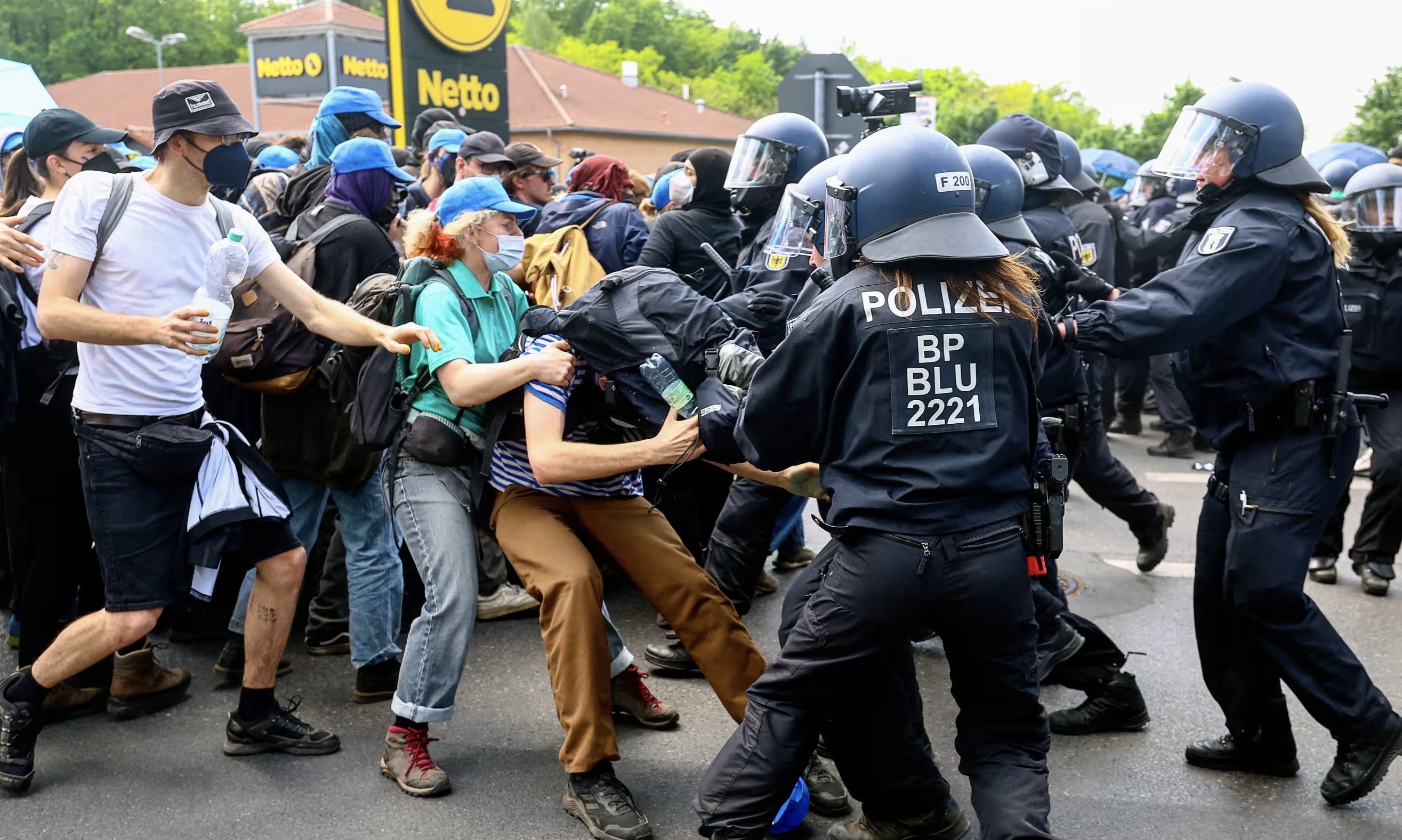 Proteste a Grünheide: 800 manifestanti assaltano la fabbrica tedesca di Tesla