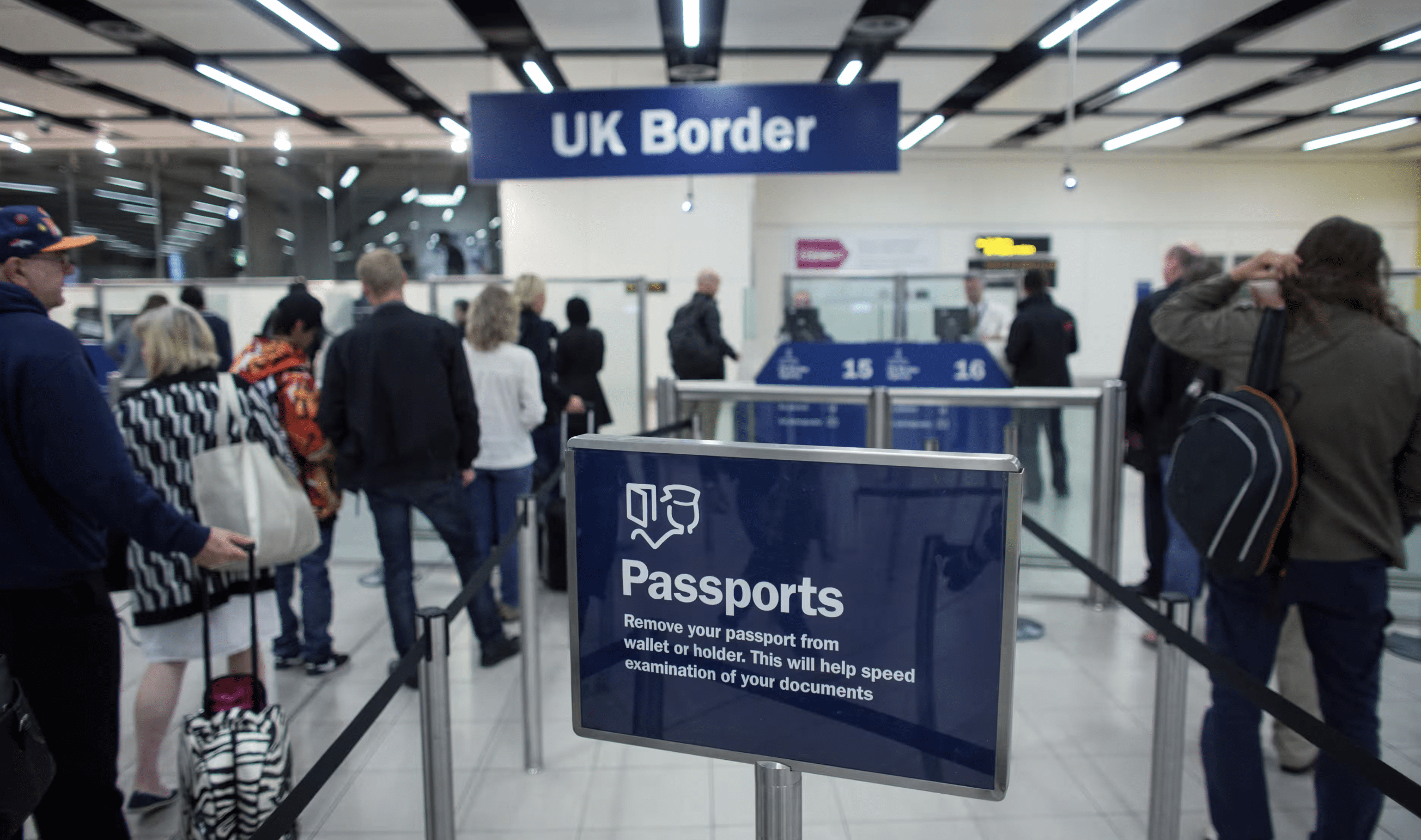 Dal 2025 per viaggiare tra Regno Unito ed Europa non basterà il passaporto.