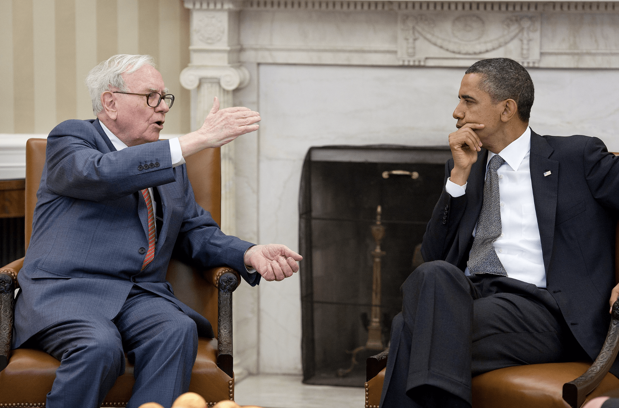 Warren Buffett, in attesa delle Presidenziali, resta seduto su 325 miliardi di dollari cash.