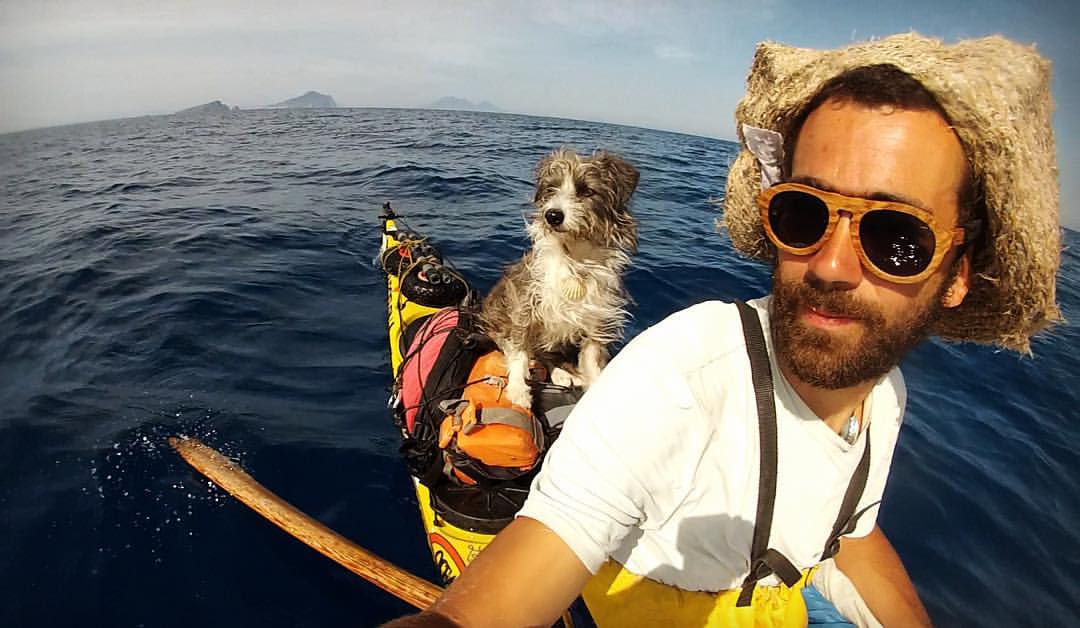 Giovane ingegnere molla tutto per un'avventura in kayak nel Mediterraneo