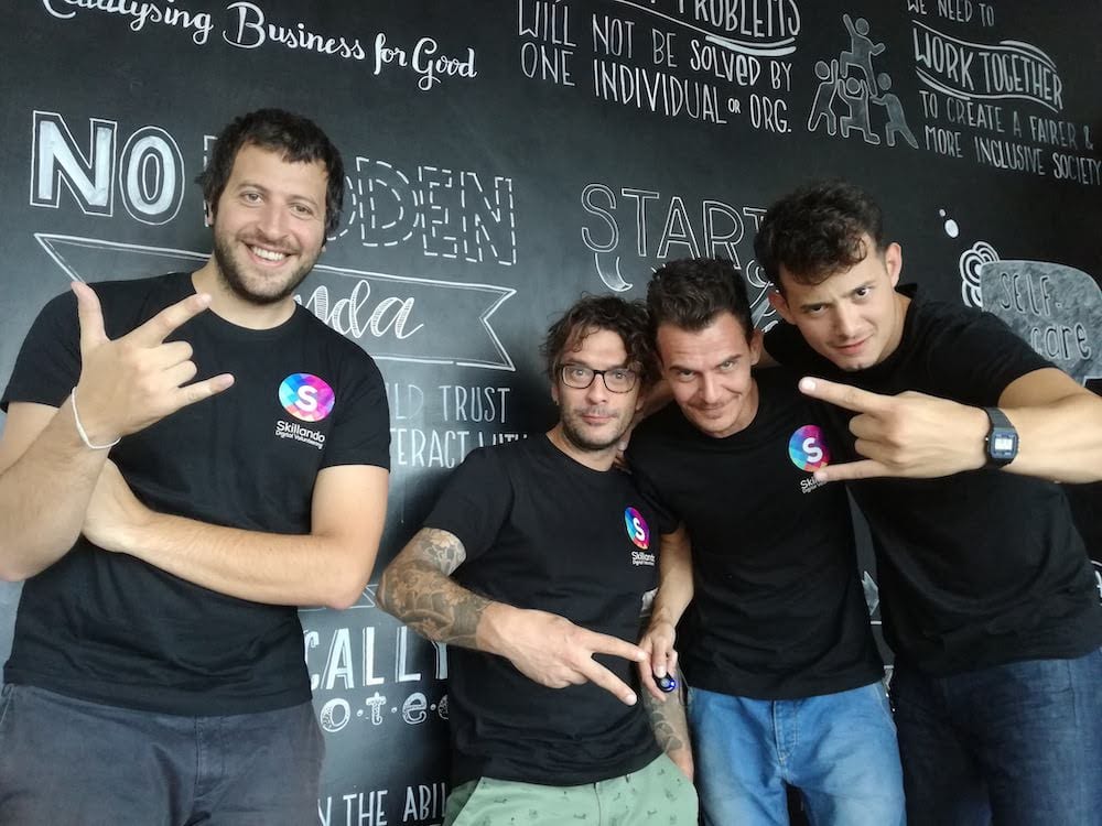 Un tour in bici da Milano ad Agrigento per combattere il digital divide: «Chi sa aiuta chi non sa». L'idea di due startupper