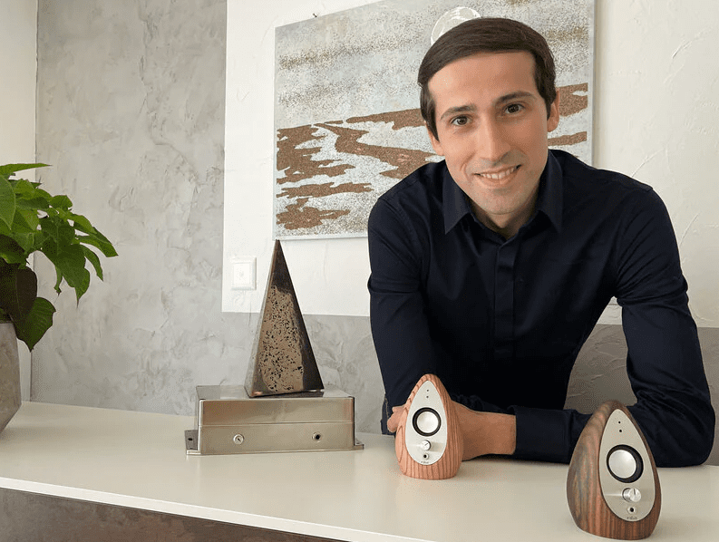"La mia invenzione per trasmettere dati e suoni con la luce"