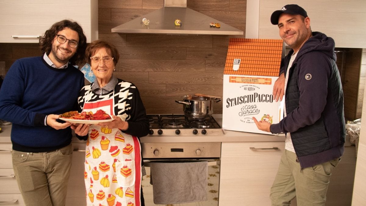 "Stai sciupato? Mangia". L'idea di Casa Surace, dai video online al pacco da giù