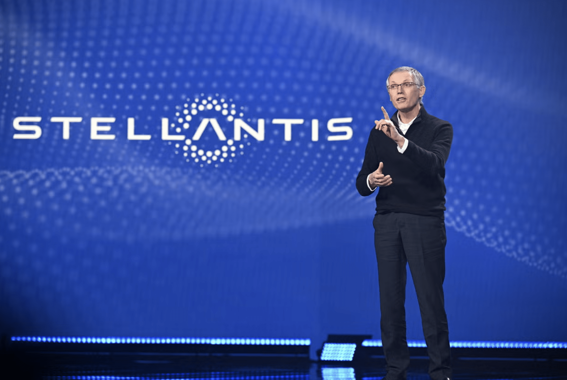Carlos Tavares si dimette da CEO di Stellantis. Profonda crisi dell'automotive europeo.