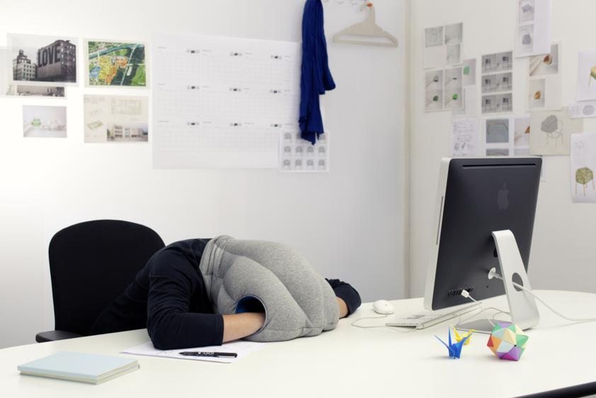 Ecco il cuscino per dormire in ufficio e migliorare la creatività