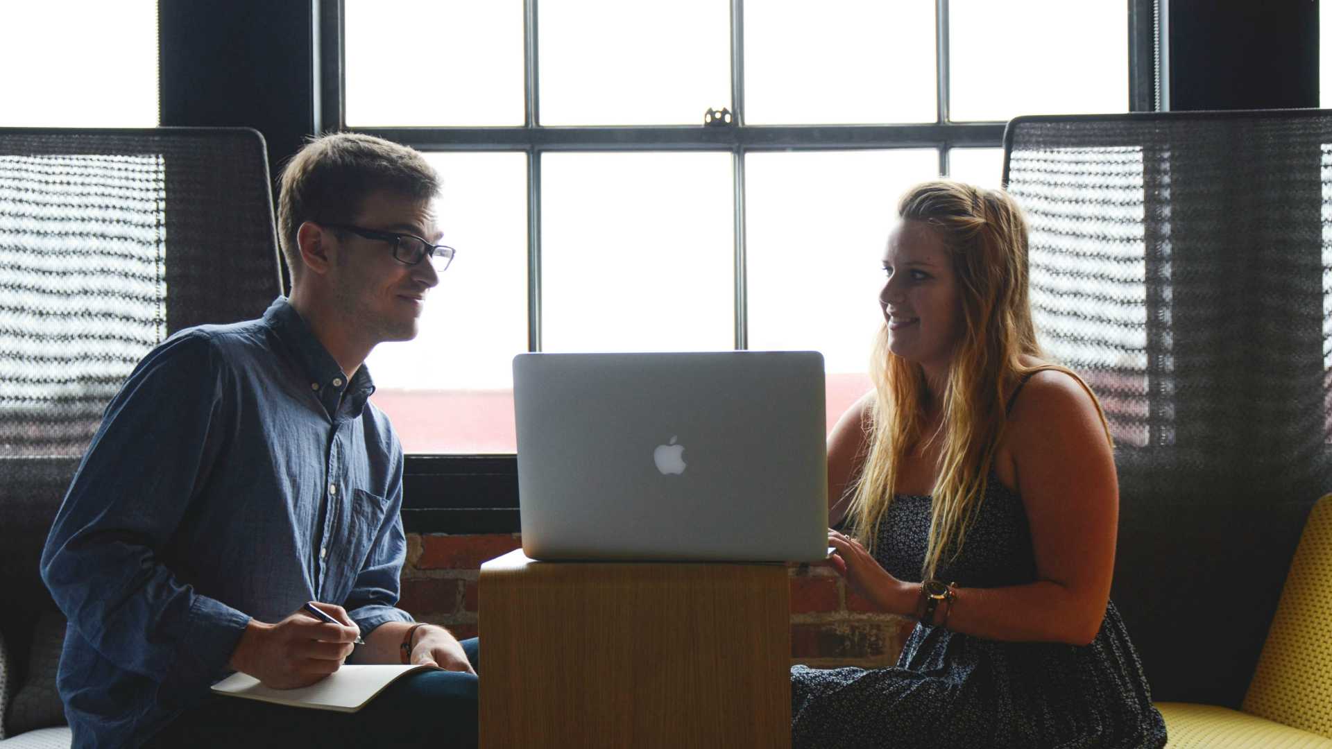 Relazioni tra colleghi? Ecco le regole di Google e Facebook