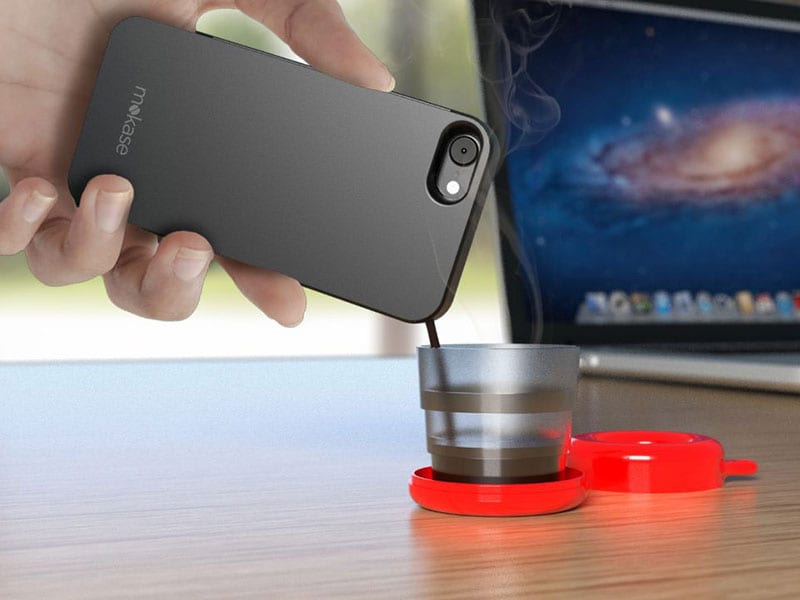 A 23 anni, inventa una cover per smartphone che fa il caffè