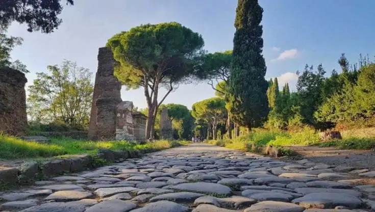 La Via Appia entra tra i luoghi Unesco 'Patrimonio mondiale dell'Umanità': opportunità per il turismo lento e la riscoperta del territorio.