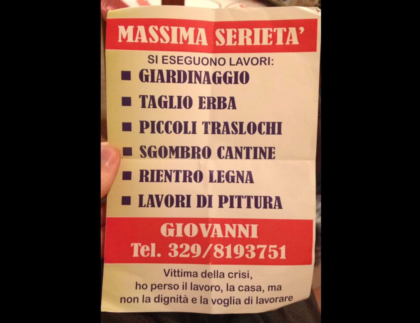 Distribuisce volantini per trovare un lavoro. «Ho perso tutto ma non la dignità»
