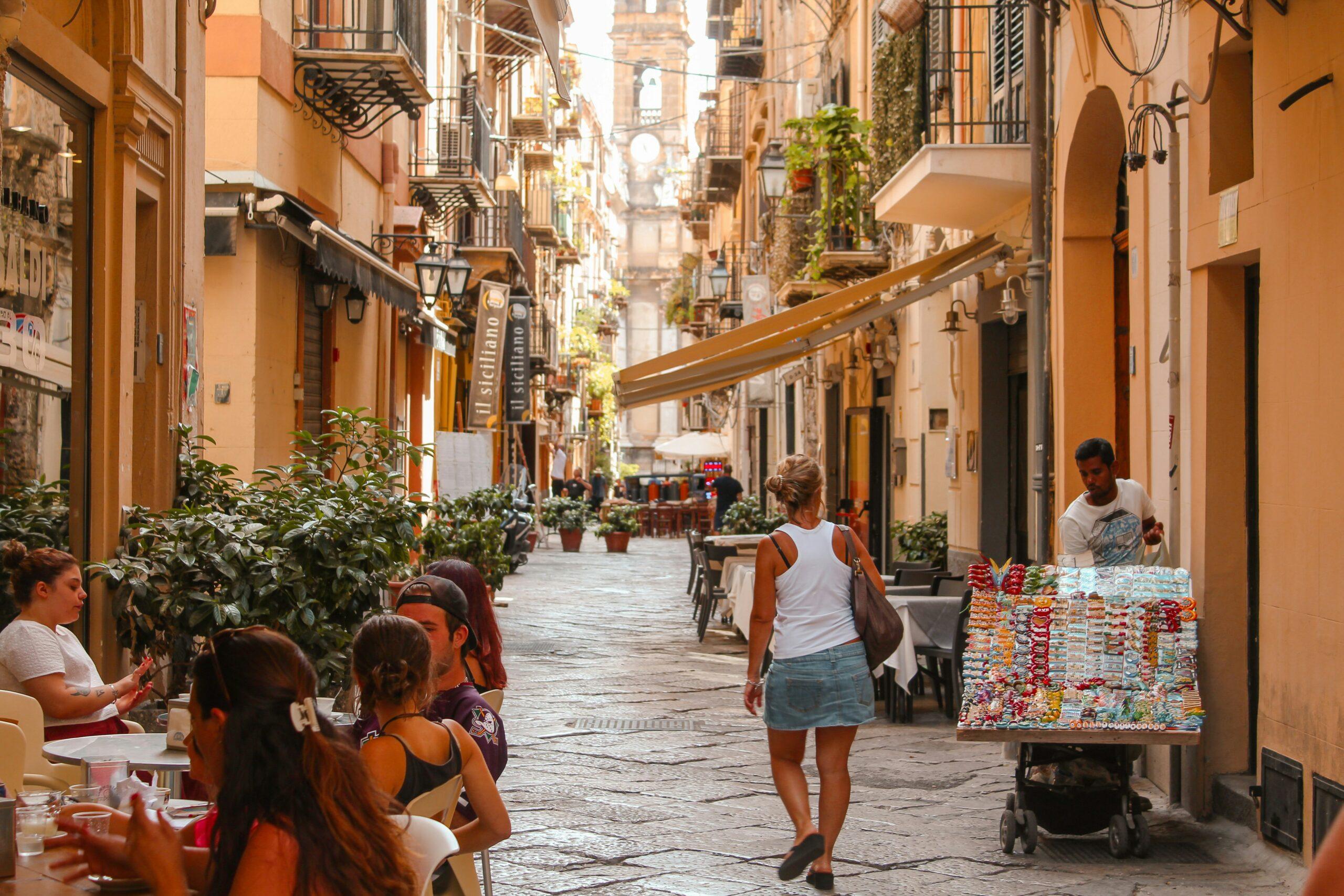 Confcommercio: i negozi chiusi fanno crollare il valore delle case e impoveriscono la vita di quartiere.