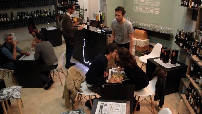 In vineria si paga con un bacio