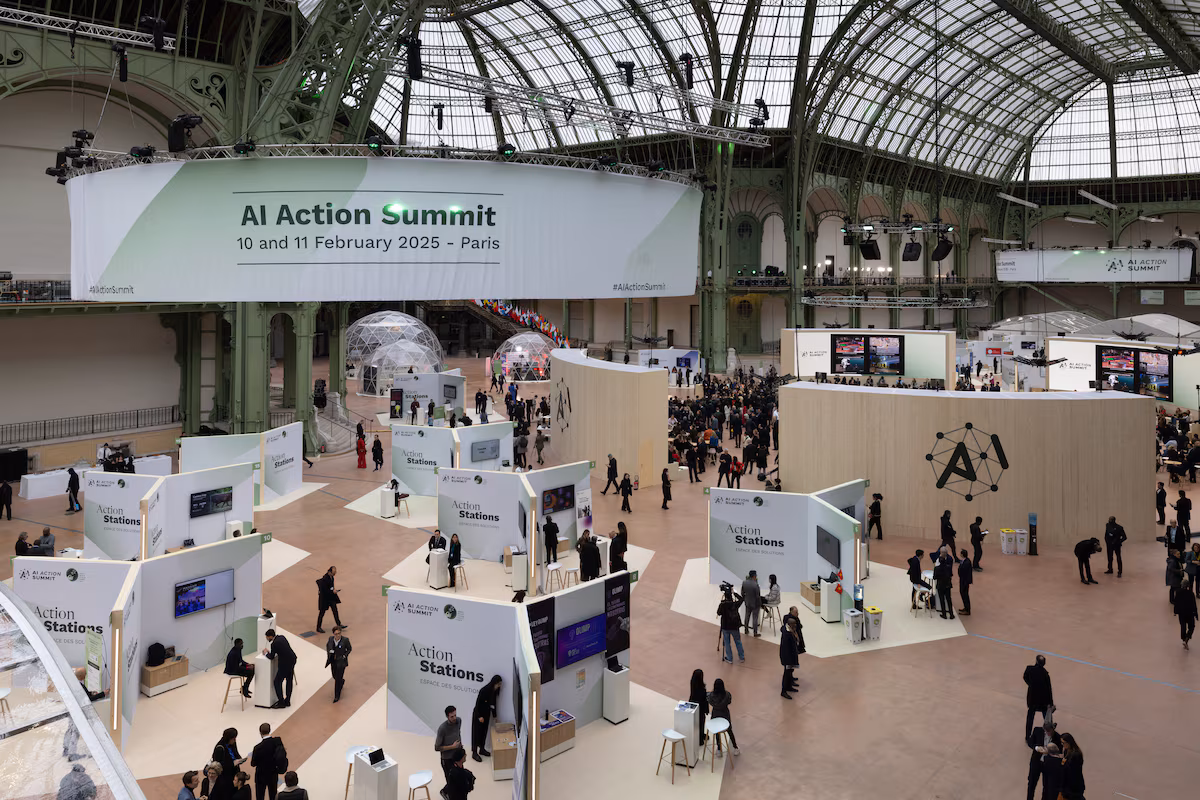 Da Macron 100 miliardi per l'Intelligenza Artificiale. Sfida a USA e Cina.
